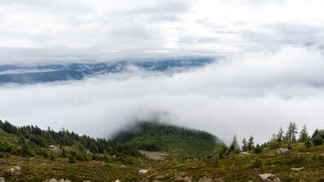 Zeitraffer,-Wolkeninversionen-über-Berglandschaft,-Mount-St