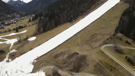 Ski-piste-inPortes,-Du-Soleil-in-French-alps-during-the-record-warm-and-snowless-month-of-March-2024