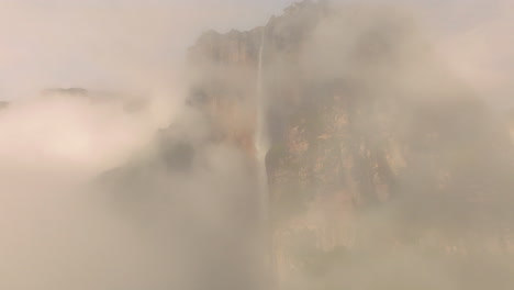 Volando-A-Través-De-Espesas-Nieblas-Con-El-Salto-Ángel-Al-Fondo-Temprano-En-La-Mañana-En-El-Parque-Nacional-Canaima,-Venezuela