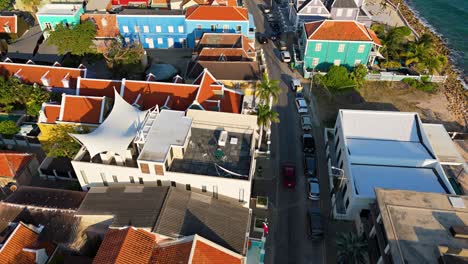 Techos-Anaranjados-Y-Edificios-Verdes-Azules-A-Lo-Largo-De-La-Costa-Caribeña-En-Willemstad-Curazao,-Ciudad-Que-Se-Establece-Al-Atardecer