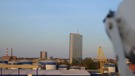 Pilsotas,-El-Edificio-De-Apartamentos-Más-Alto-De-La-Ciudad-De-Klaipeda,-Se-Encuentra-Cerca-De-La-Zona-Portuaria