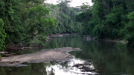 Langsam-über-Einen-Fluss-Im-Amazonas-Dschungel-Bewegen