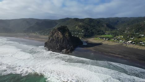 Olas-Espumosas-Del-Océano-En-La-Playa-De-Piha,-Isla-Norte,-Nueva-Zelanda---Toma-Aérea-De-Un-Drone