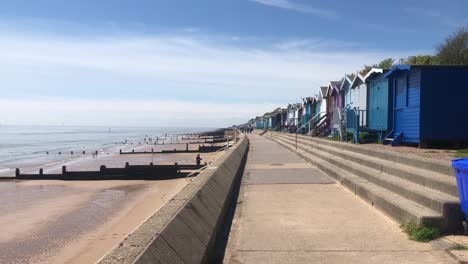 Quiet-day-along-the-coast-in-Frinton-on-Sea-in-Essex,-UK