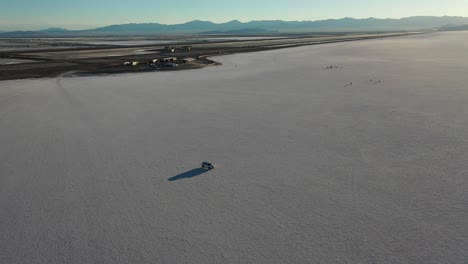 Vista-Aérea-De-Las-Salinas:-Automóviles-Circulando-Por-Los-Pisos.