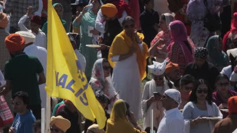 Die-Flagge-Von-Khalistan-Weht,-Während-Sikhs-Das-Nagar-Kirtan-Fest-Feiern