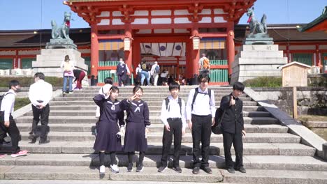 Fushimi-Inari,-the-toriis-labyrinth-shrine-in-Kyoto,-schoolchildren-in-Buddhist-temple