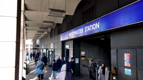 Menschen,-Die-Den-Ausgang-Der-Westminster-Station-Bridge-Street-Verlassen-Und-Betreten