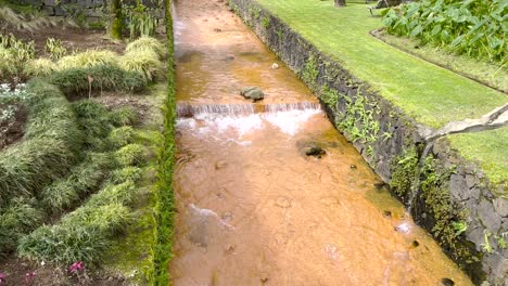 Sanft-Abfallende,-Goldfarbene-Thermalbecken-In-Poca-Da-Dona-Beija,-Eingebettet-In-Furnas,-Sao-Miguel,-Auf-Den-Malerischen-Azoren-Von-Portugal