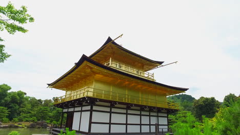 El-Templo-Kioto-Kinkaku-ji,-También-Conocido-Como-El-Pabellón-Dorado,-Es-Un-Famoso-Templo-Budista-Ubicado-En-Kioto,-Japón.