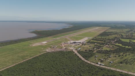 Panoramablick-Auf-Den-Wunderschönen-Internationalen-Flughafen-Termas-De-Río-Hondo-Mit-Dem-Stausee-Río-Hondo-Im-Hintergrund