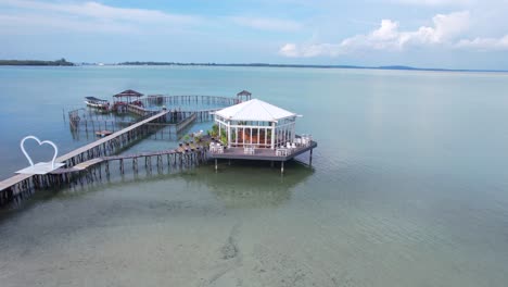 Hermosa-Vista-Aérea-De-Un-Restaurante-En-Medio-Del-Mar-Con-Un-Puente-De-Madera-En-La-Isla-Leebong,-Belitung-Indonesia