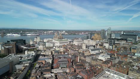 Impresionante-Paso-Aéreo-Del-Centro-De-La-Ciudad-De-Liverpool-Hacia-La-Costa-Del-Río-Mersey-En-Una-Mañana-Soleada---Edificios-Emblemáticos,-Inglaterra,-Reino-Unido