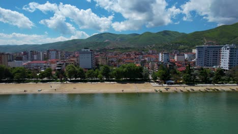 Los-Hoteles-Y-Restaurantes-Junto-Al-Lago-En-El-Parque-Turístico-De-Pogradec-Dan-La-Bienvenida-A-Los-Visitantes-Durante-Las-Vacaciones-De-Verano