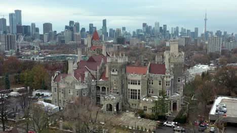 Casa-Loma,-Historisches-Neugotische-Schloss-In-Midtown-Toronto-Aus-Der-Luftaufnahme-Einer-Drohne,-Kanada