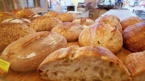 Frisch-Gebackenes-Brotsortiment-Auf-Dem-Display-In-Einer-Bäckerei