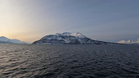 Bootsfahrt-In-Norwegen-Tromsø-Im-Winter-Am-Morgen