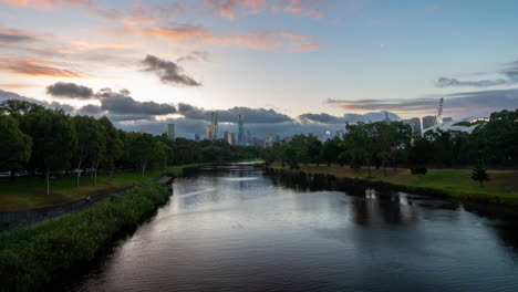 Timelapse,-Vista-Del-Horizonte-Del-Paisaje-Urbano-De-Melbourne-Australia-Desde-El-Jardín-Botánico-Sobre-El-Lago