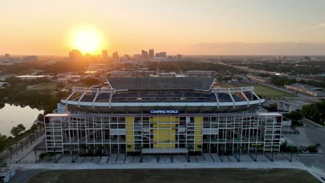 Luftumlaufbahn-Bei-Sonnenaufgang-Des-Camping-World-Stadium-In-Orlando,-Florida