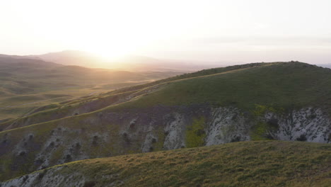 Enthüllende-Drohnen-Sonnenuntergangs-Skyline-In-Den-Grasausläufern-Der-Carrizo-Plains-In-Kalifornien,-Amerikanischer-Skyline-Hintergrund-über-Der-Grasland-Berglandschaft