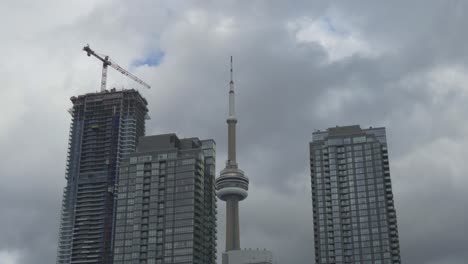 Construcción-De-Condominio-Junto-A-La-Torre-Cn-En-El-Centro-De-Toronto