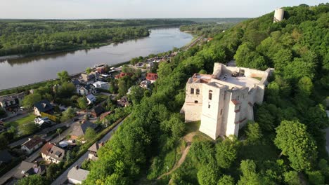 Draufsicht-Auf-Die-Ruinen-Einer-Romanischen-Burganlage-Mit-Aussichtsterrassen-Und-Einem-Aussichtsturm