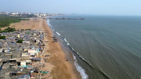 Wellen-Am-Strand-Von-Varsova,-Drohnenaufnahme-In-Mumbai