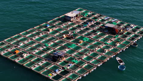 Schwimmende-Fischzuchtfarm-In-Südostasien