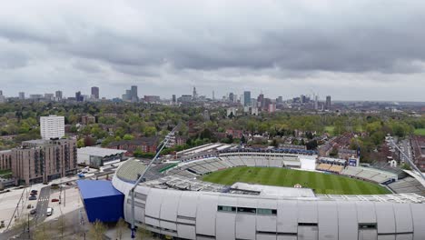 Aufsteigende-Drohne,-Luftaufnahme-Des-Edgbaston-Stadions-In-Birmingham,-Großbritannien