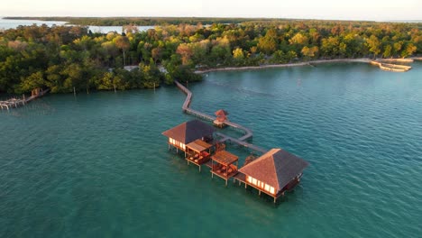 Luftaufnahmen-Von-Überwasservillen-Bei-Sonnenaufgang-In-Einer-Tropischen-Landschaft-Auf-Der-Indonesischen-Insel-Leebong