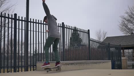 Skater-Macht-Einen-Trick-Auf-Einem-Felsvorsprung