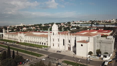 Imágenes-De-Drones-Del-Monasterio-De-Lisboa,-Belem-Y-Los-Jerónimos-Que-Cubren-La-Pantalla-Completa-Y-Luego-Se-Acercan-A-La-Torre-Del-Monasterio.