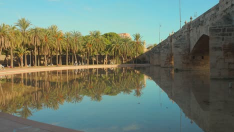 Toma-Panorámica-En-Los-Jardines-Del-Turia-En-La-Región-De-Puente-Del-Mar-De-Valencia,-España.