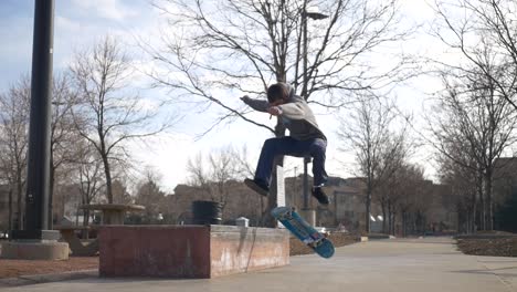 Un-Skater-Hace-Un-Heelflip-Sobre-Una-Cornisa-En-El-Skatepark