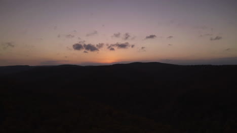 Silueta-De-La-Montaña-Del-Bosque-Nacional-De-Ozark-En-El-último-Resplandor-De-Luz-Del-Anochecer,-Arkansas