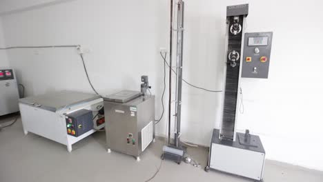 POV-Aufnahme:-Chemische-Prozesse-Und-Tests-Verschiedener-Produkte-Werden-Von-Zwei-Männern-An-Verschiedenen-Maschinen-Durchgeführt