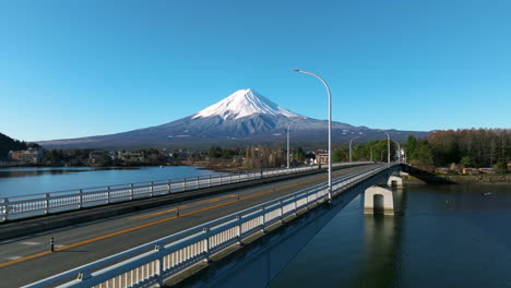 Berg-Fuji-Von-Der-Brücke-über-Den-Kawaguchi-See-In-Fujikawaguchiko,-Yamanashi,-Japan