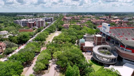 Luftaufnahme-Des-Footballstadions-Der-University-Of-Florida,-Das-Nach-Gainesville,-Florida-Vordringt