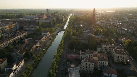 Naviglio-Del-Brenta-A-Lo-Largo-Del-Municipio-De-Mira-Al-Amanecer-En-La-Ciudad-Metropolitana-De-Venecia,-Italia