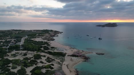 Strand-Von-Cala-Comte-Mit-Booten,-Atemberaubender-Sonnenuntergangshimmel-Auf-Ibiza