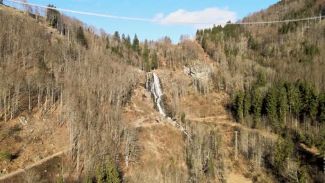 Die-450-Meter-Lange-Hängebrücke-über-Die-Todtnau-Wasserfälle-Im-Schwarzwaldhochland,-Deutschland