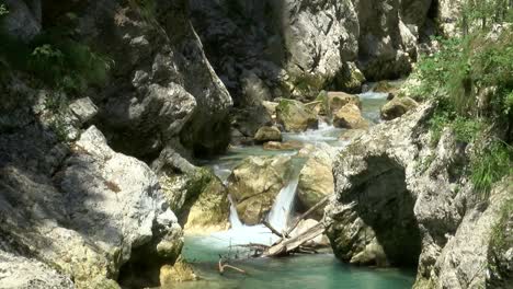 Garganta-De-Tolminka-En-El-Valle-De-Soca,-Tolmin,-Eslovenia,-Plano-General-Estático-De-Un-Hito-Natural