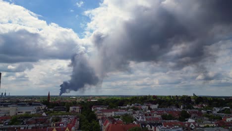 Catastrófica-Columna-De-Humo-Denso-Incendio-Importante-Sobre-El-Horizonte-Nublado-De-Berlín