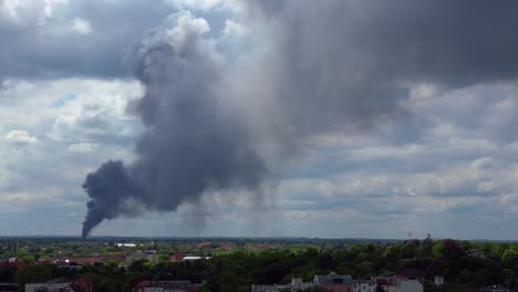 Katastrophale-Dichte-Rauchwolke,-Großbrand-über-Berlin,-Bewölkte-Skyline