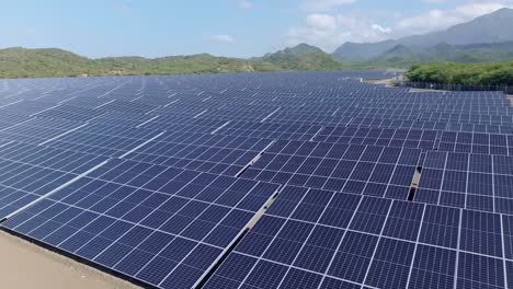 Sonnenkollektoren-Im-Photovoltaikkraftwerk-In-Bani,-Dominikanische-Republik