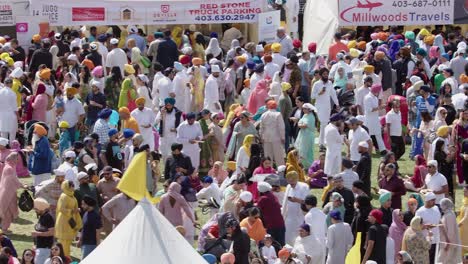 Schwenk:-Sikh-Nagar-Kirtan-Feiernde-Genießen-Einen-Warmen,-Sonnigen-Frühlingstag