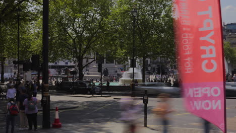 Timelapse-De-Tráfico-Y-Peatones-Cerca-De-Trafalgar-Square,-Londres-En-Un-Día-Caluroso-Y-Soleado