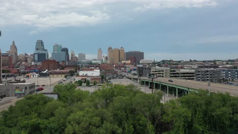 Vista-Aérea-Del-Paso-Elevado-De-La-Ciudad-De-Kansas-Missouri