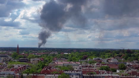 Katastrophale-Dichte-Rauchwolke,-Großbrand-über-Berlin,-Bewölkte-Skyline