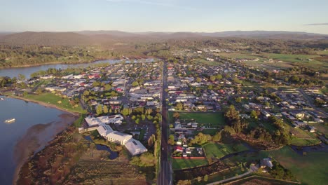 Establishing-high-aerial-small-coastal-town-Saint-Helens,-Tasmania